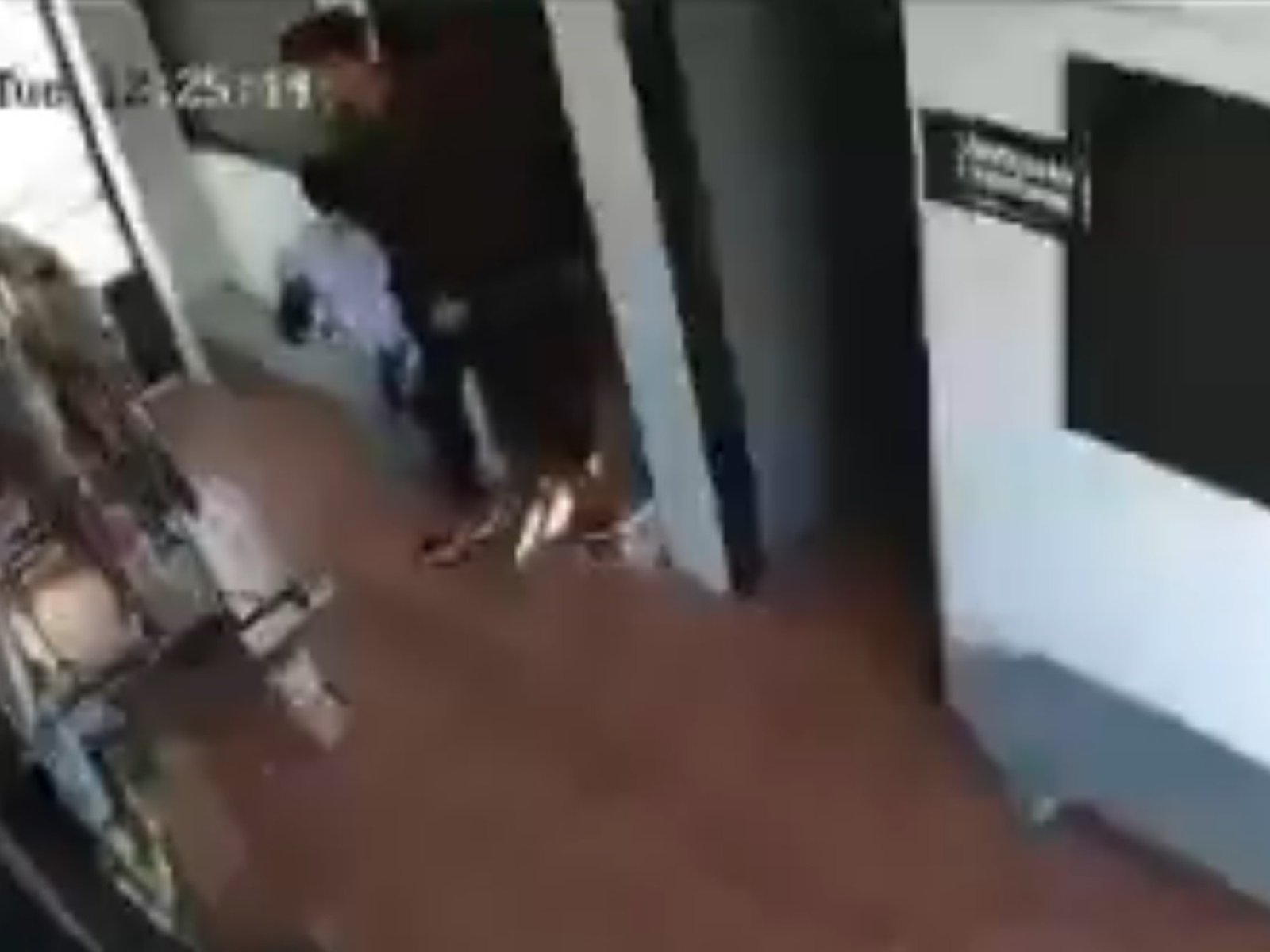Un futbolista uruguayo se probó en Riestra, no quedó y una cámara de seguridad lo captó llevándose ropa