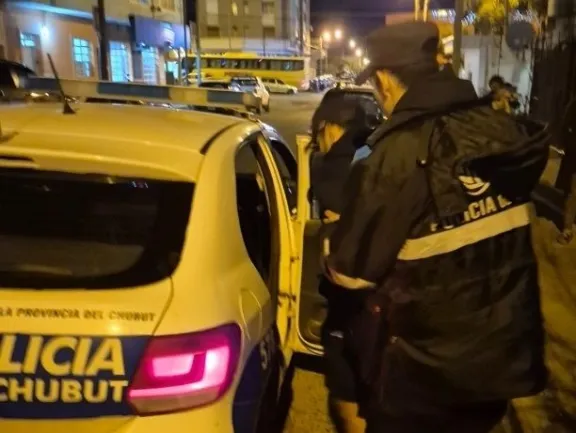 Un hombre fue detenido por golpear a su pareja en el rostro