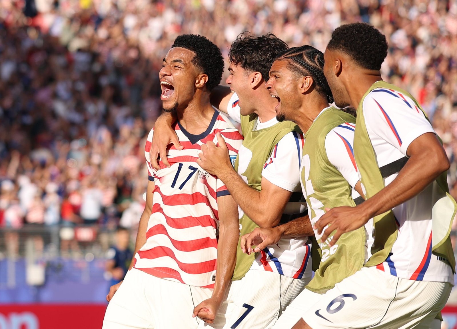 Un intenso Estados Unidos vence a Bosnia, pero pierde a su goleador para los octavos