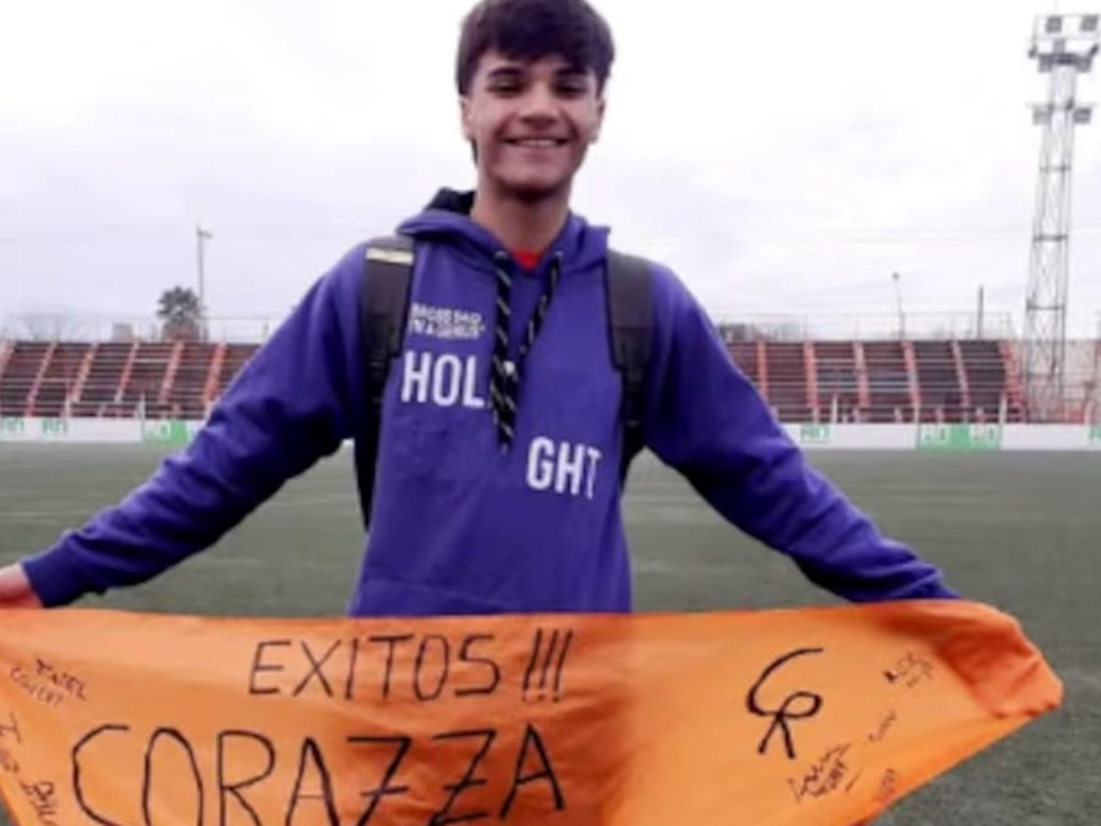 Un joven futbolista perdió el control de su auto y murió al chocar contra un poste en la ruta