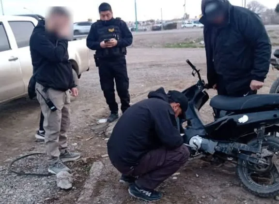 Un joven huyó de un control policial con una moto robada y su padre terminó entregando el rodado
