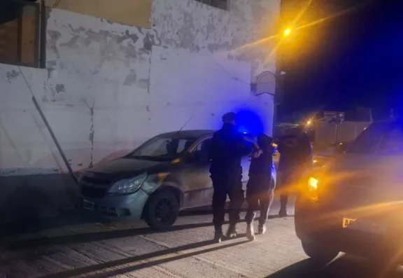Un ladrón intentó abrir autos estacionados y fue reducido por trabajadores de un frigorífico