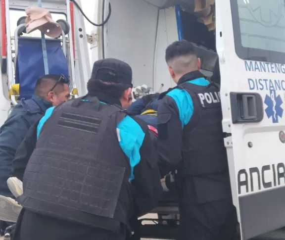 Un policía derrapó con su moto en Alsina y Huergo, y terminó hospitalizado
