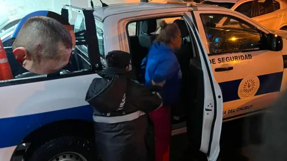 Un policía fue atacado por un grupo dentro de un casino y terminó herido