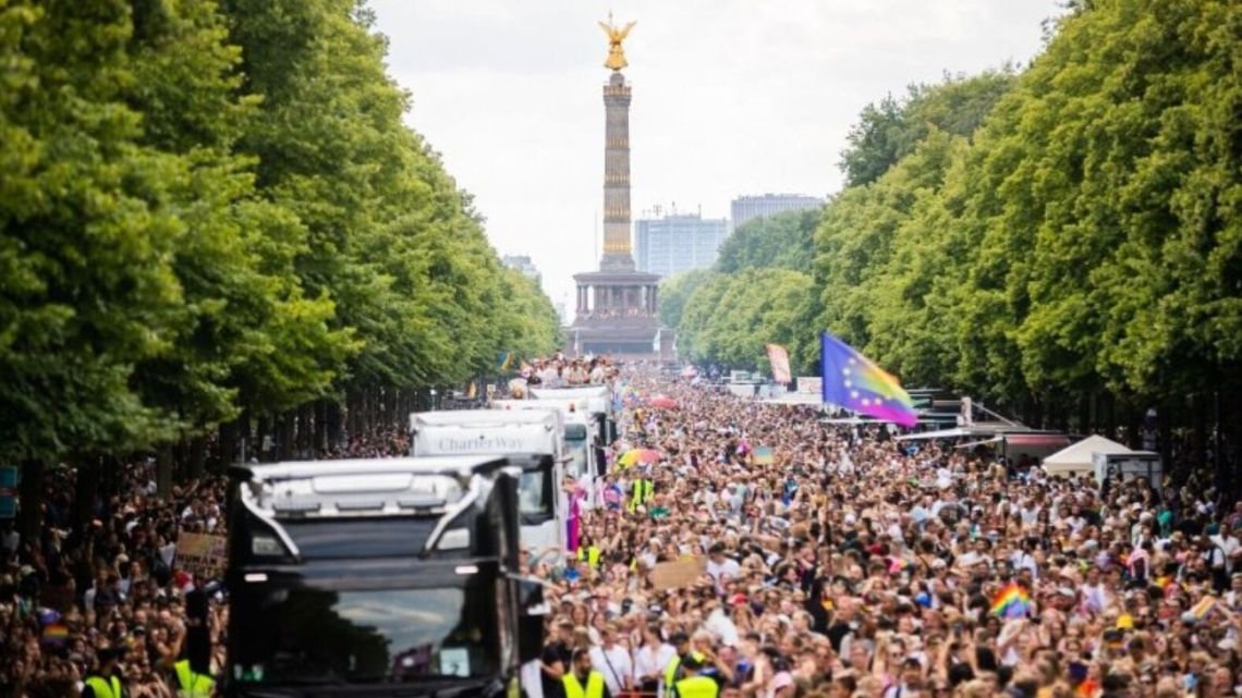 Un vehículo atropelló a una multitud durante el Día del Orgullo en Berlín: un muerto y 15 heridos