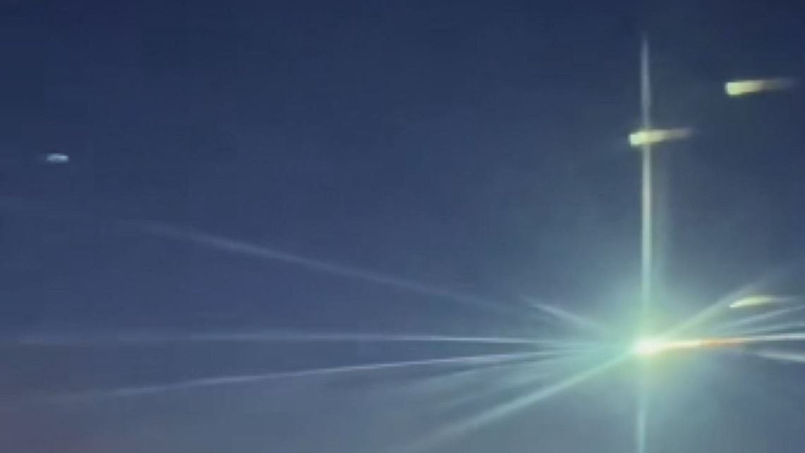 Una azafata registró el paso de un meteorito en pleno vuelo sobre el cielo de Rusia a 10 mil metros de altitud