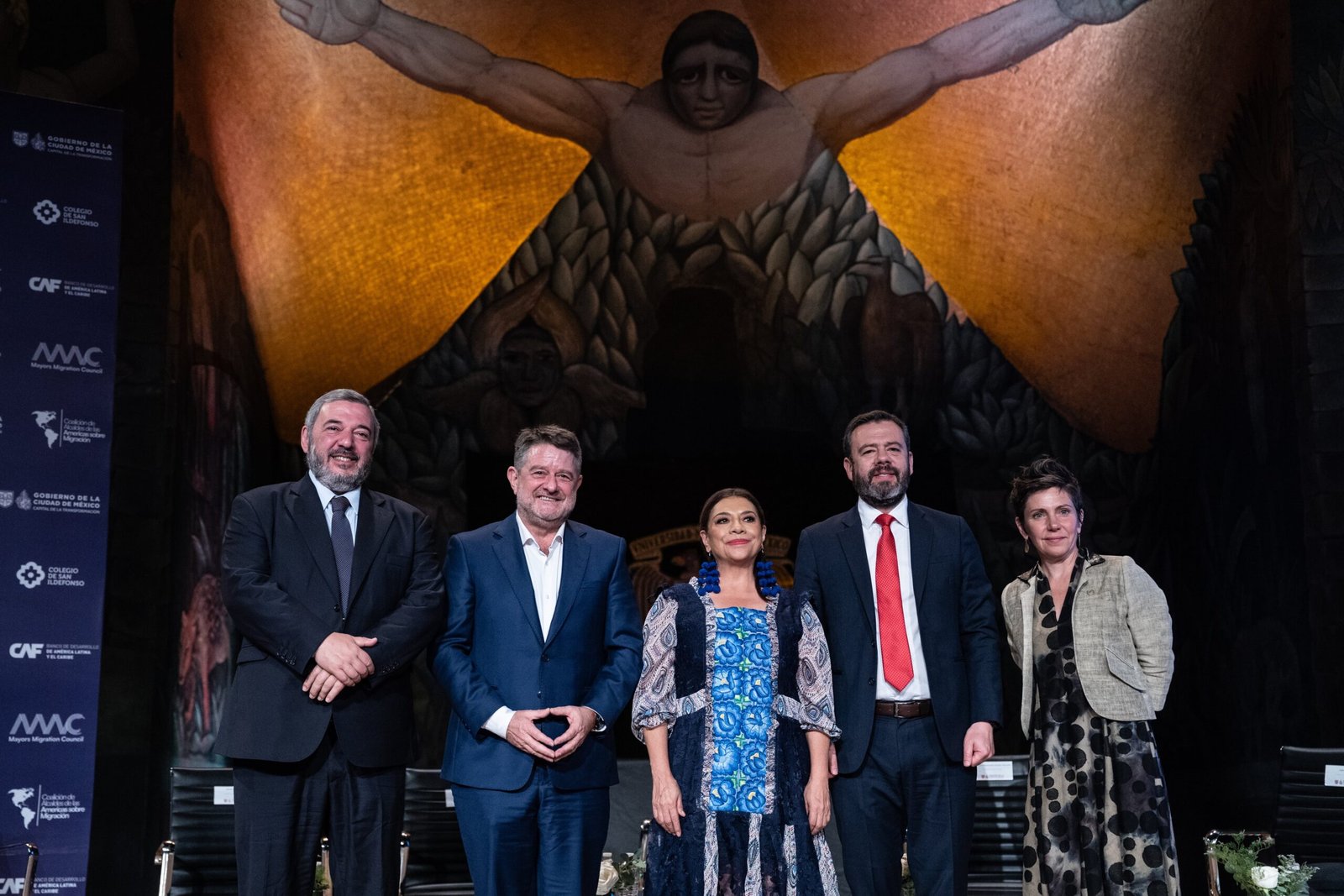 Mario Bergara, Intendente de Montevideo; Claudio Orrego, Gobernador de la Región Metropolitana de Santiago; Clara Brugada, Jefa de Gobierno de la Ciudad de México; Carlos Fernando Galán, Alcalde de Bogotá; y Cara Spencer, Alcaldesa de St. Louis participan en San Ildefonso, Ciudad de México, el 30 de julio.