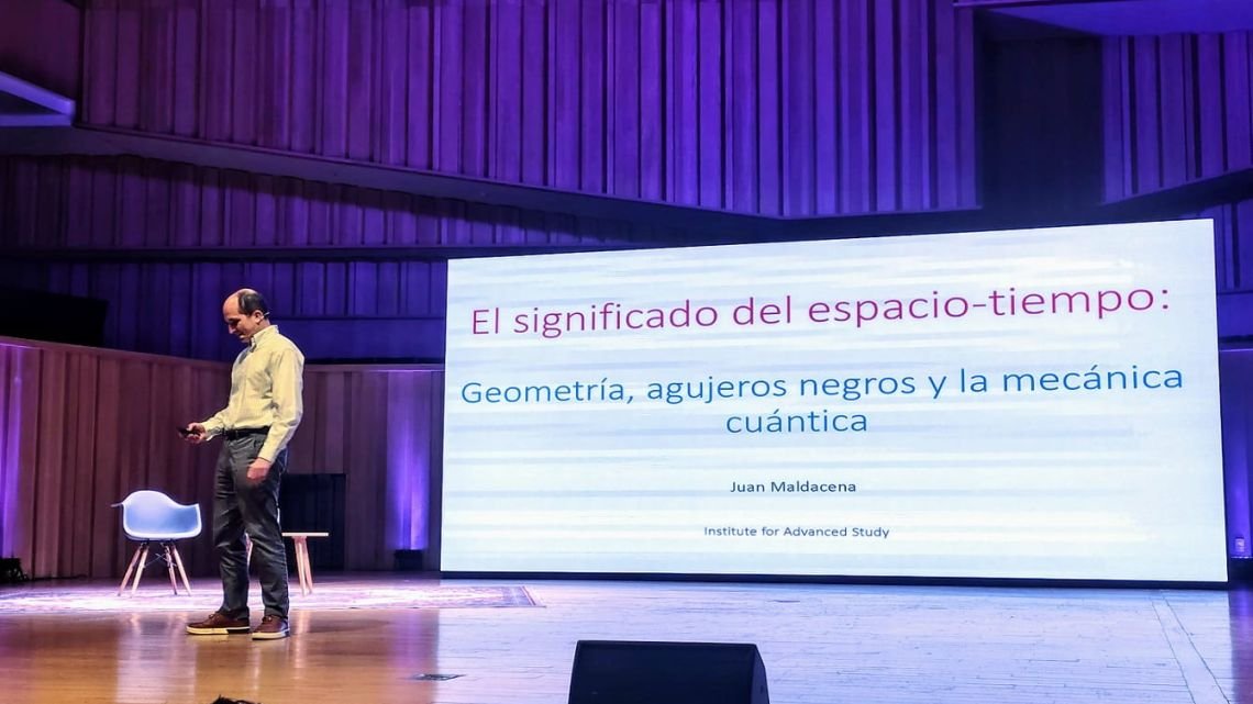 Una conferencia sobre física teórica se convirtió en un fenómeno cultural que atrajo miles de fans