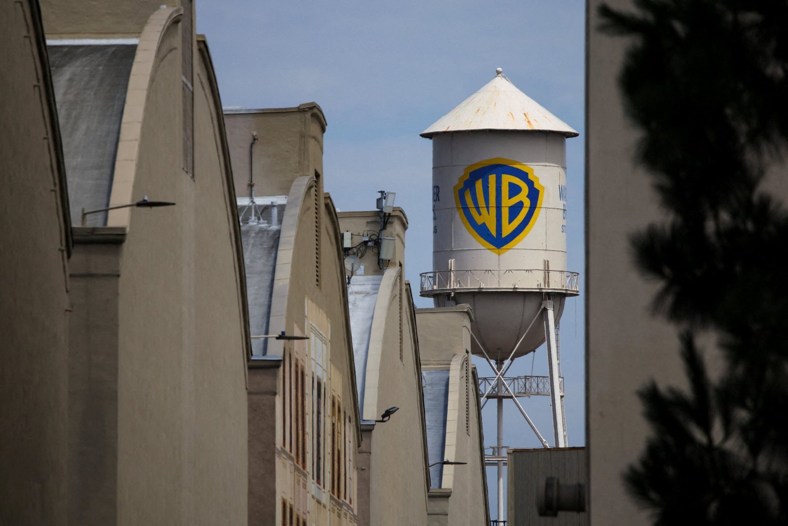 Una jueza bloquea temporalmente el acuerdo entre Paramount y Warner para crear el mayor grupo audiovisual de Estados Unidos