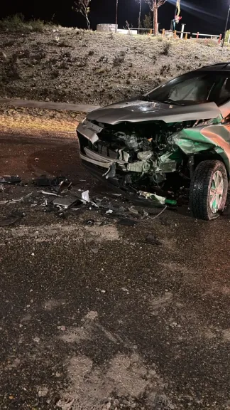 Una mujer fracturada y un hombre golpeado en choque frontal en acceso a Rawson