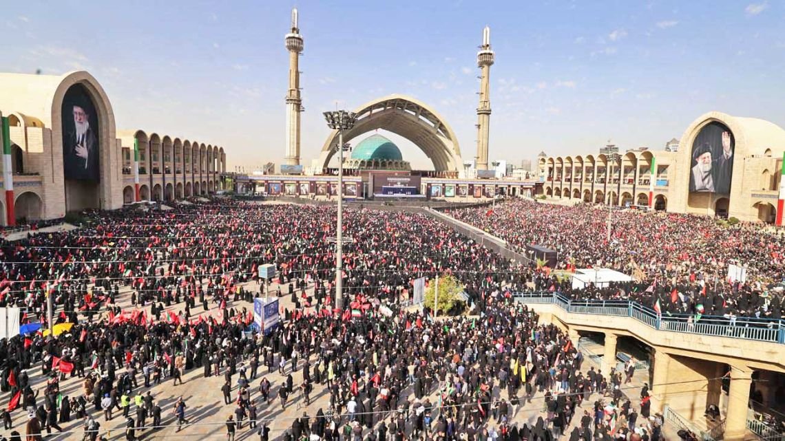 Una multitud participa del funeral del líder supremo en Irán y clama “venganza”