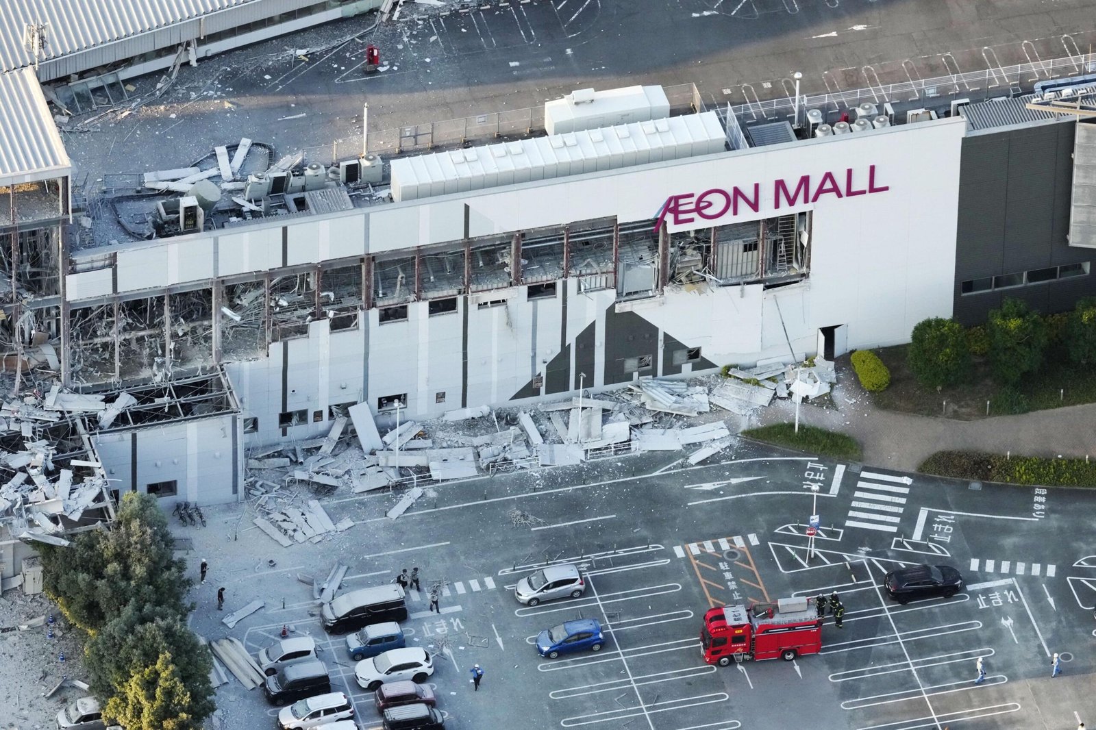 Varias personas quedan atrapadas en la explosión de un centro comercial tras un fuerte terremoto en Japón