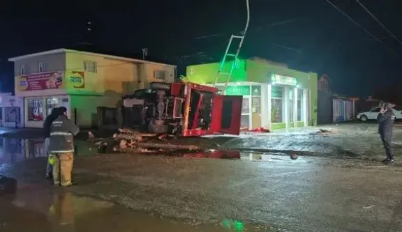Volcó una autobomba por esquivar un pozo cuando iba a apagar un incendio: Tres bomberos hospitalizados