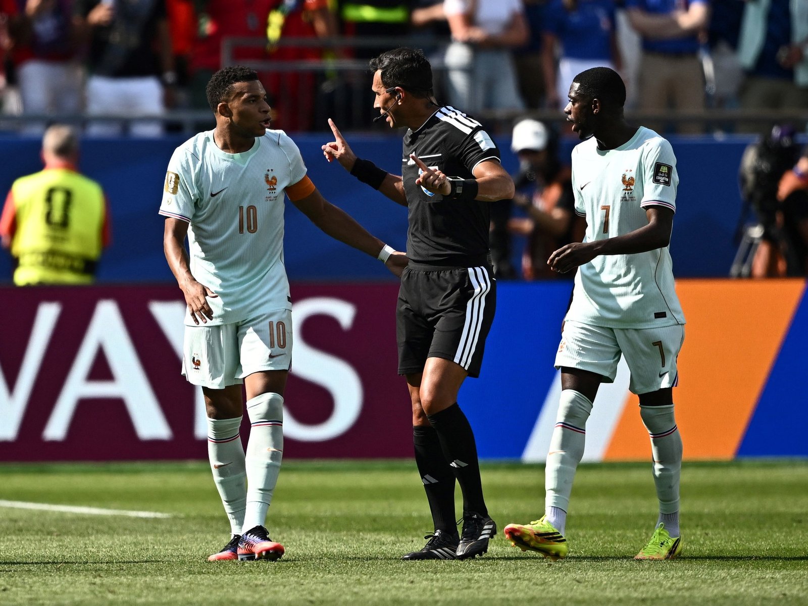 cobró penal pero Mbappé falló ante Bono y se enojó con el árbitro argentino