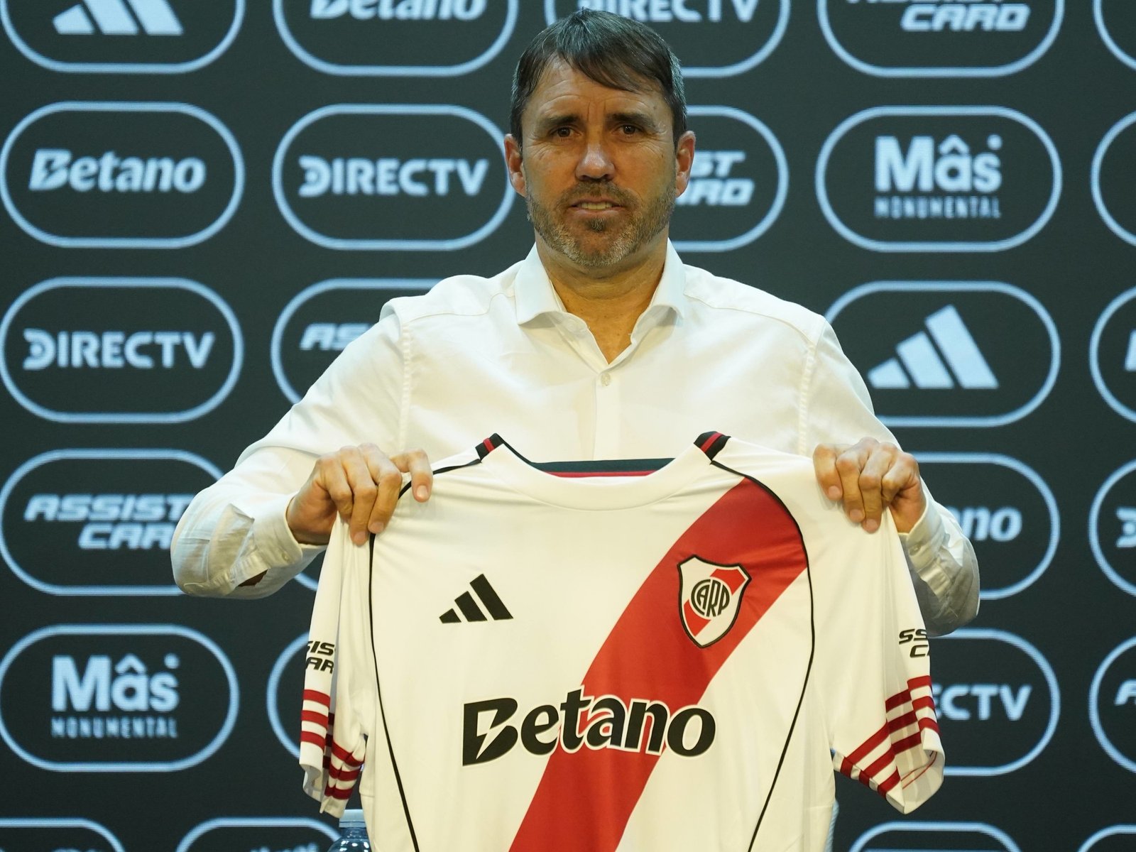 el equipo ideal con dos figuras de talla mundial y las variantes que tiene mientras espera por los refuerzos
