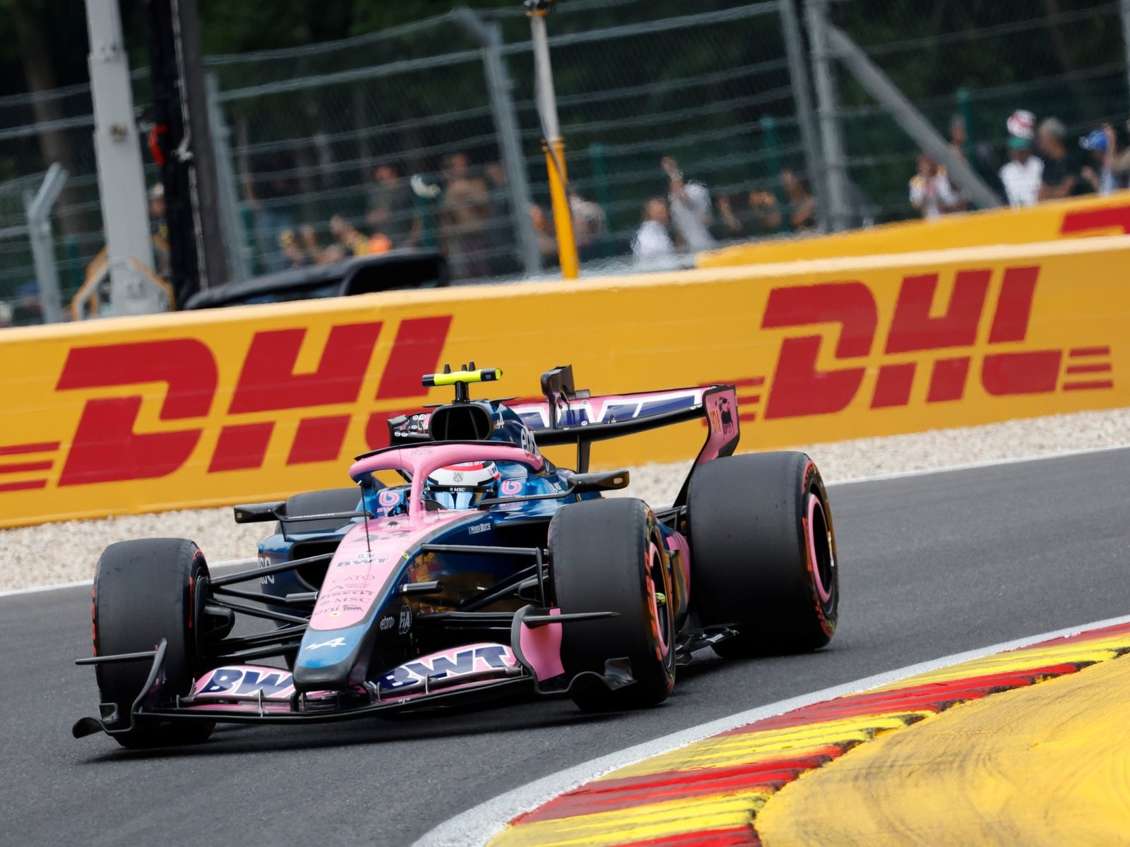 en la misma maniobra pasó a Gasly y Lawson en el GP de Bélgica de Fórmula 1