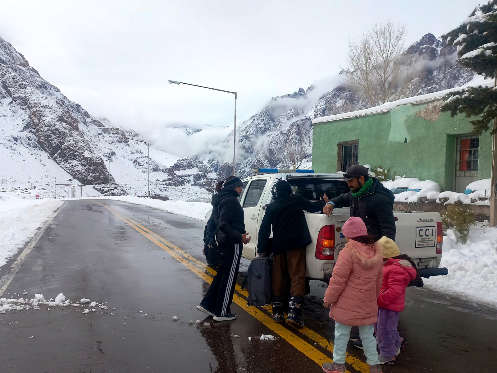 hubo temperaturas bajo cero como en la Antártida en el sur del país y hay miles de camiones varados por el cierre de los pasos a Chile
