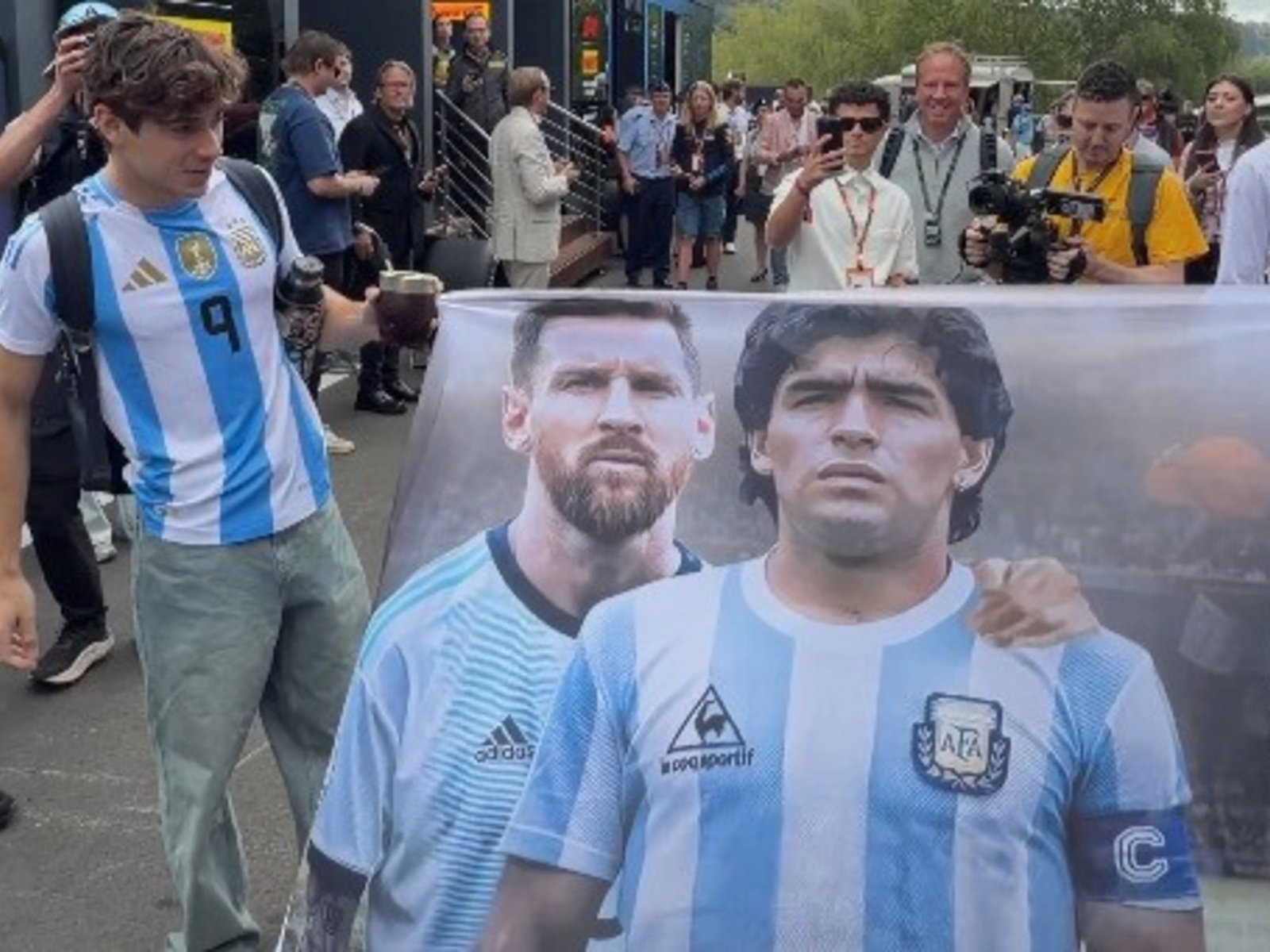 llegó al paddock del GP de Bélgica con la camiseta de Julián Alvarez y una bandera de Messi y Maradona