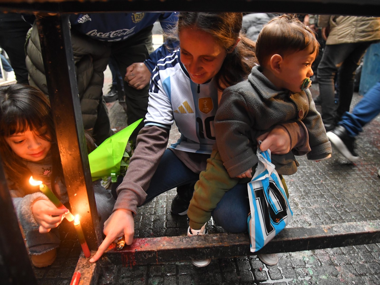 los fieles en San Expedito en un 19 de julio distinto por la final de Argentina y España