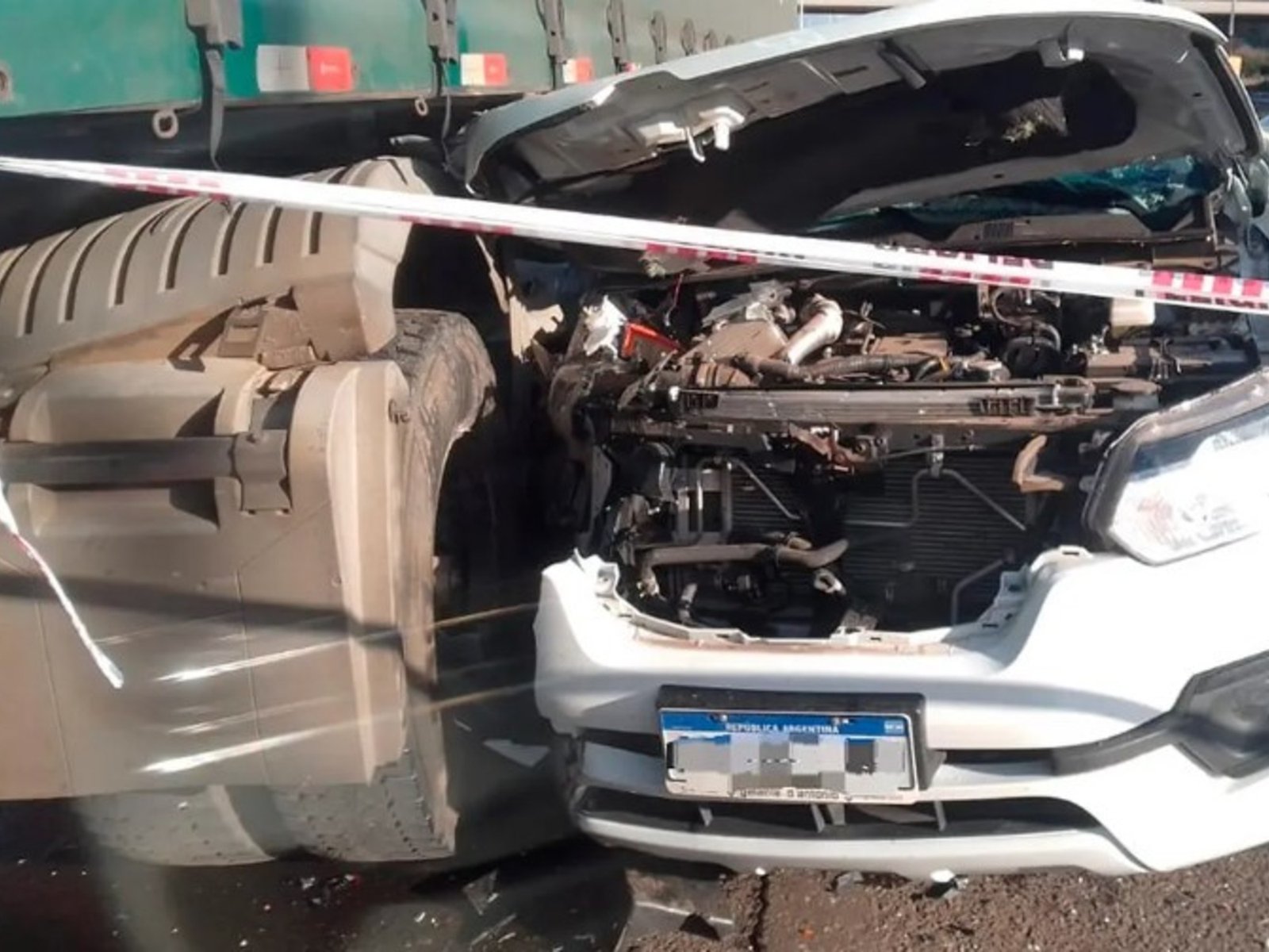 murieron una mujer y su hijo cuando iban de vacaciones en camioneta y chocaron contra un camión