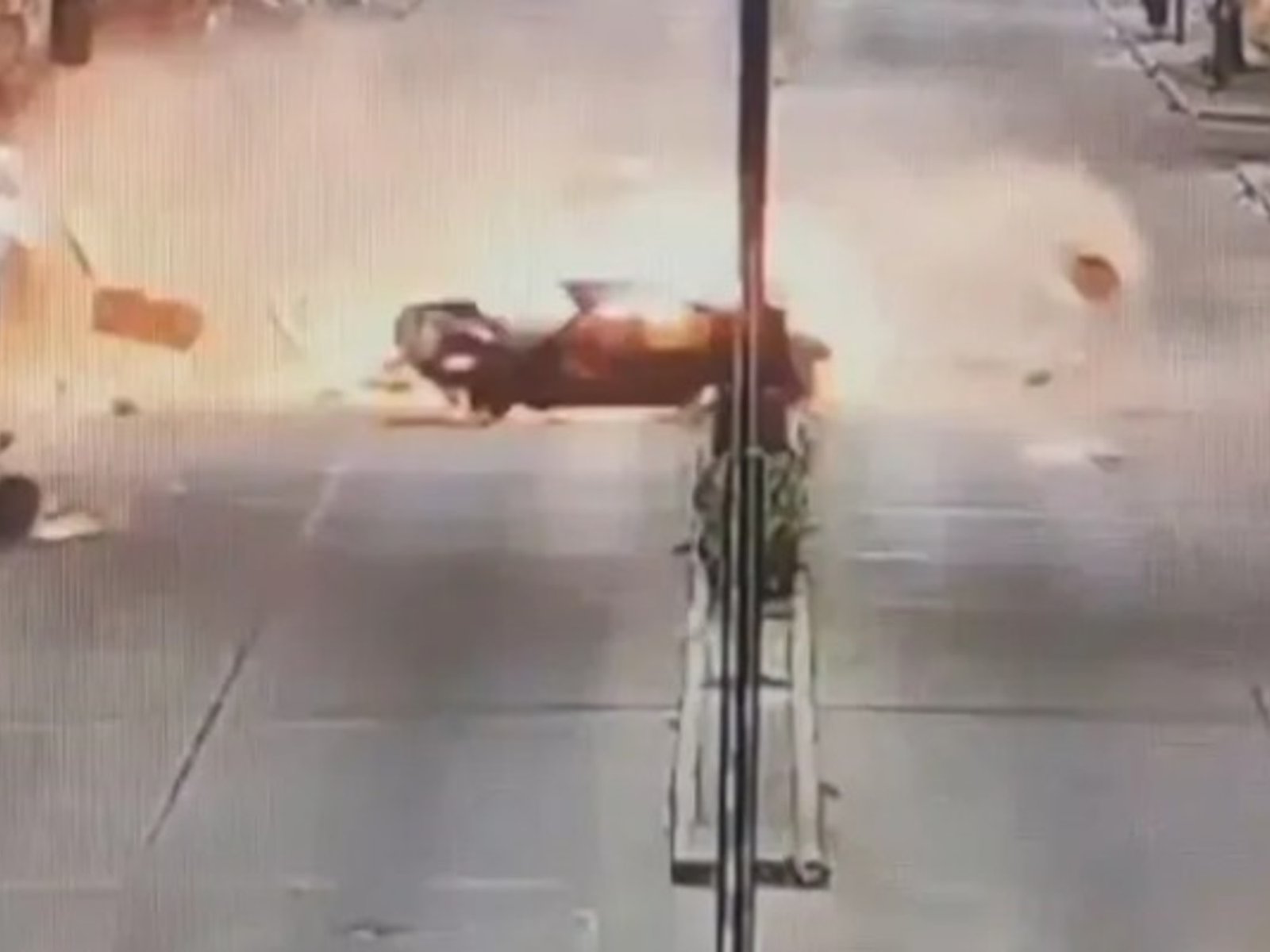perdió el control por una alcantarilla, el auto se prendió fuego y quedó destrozado
