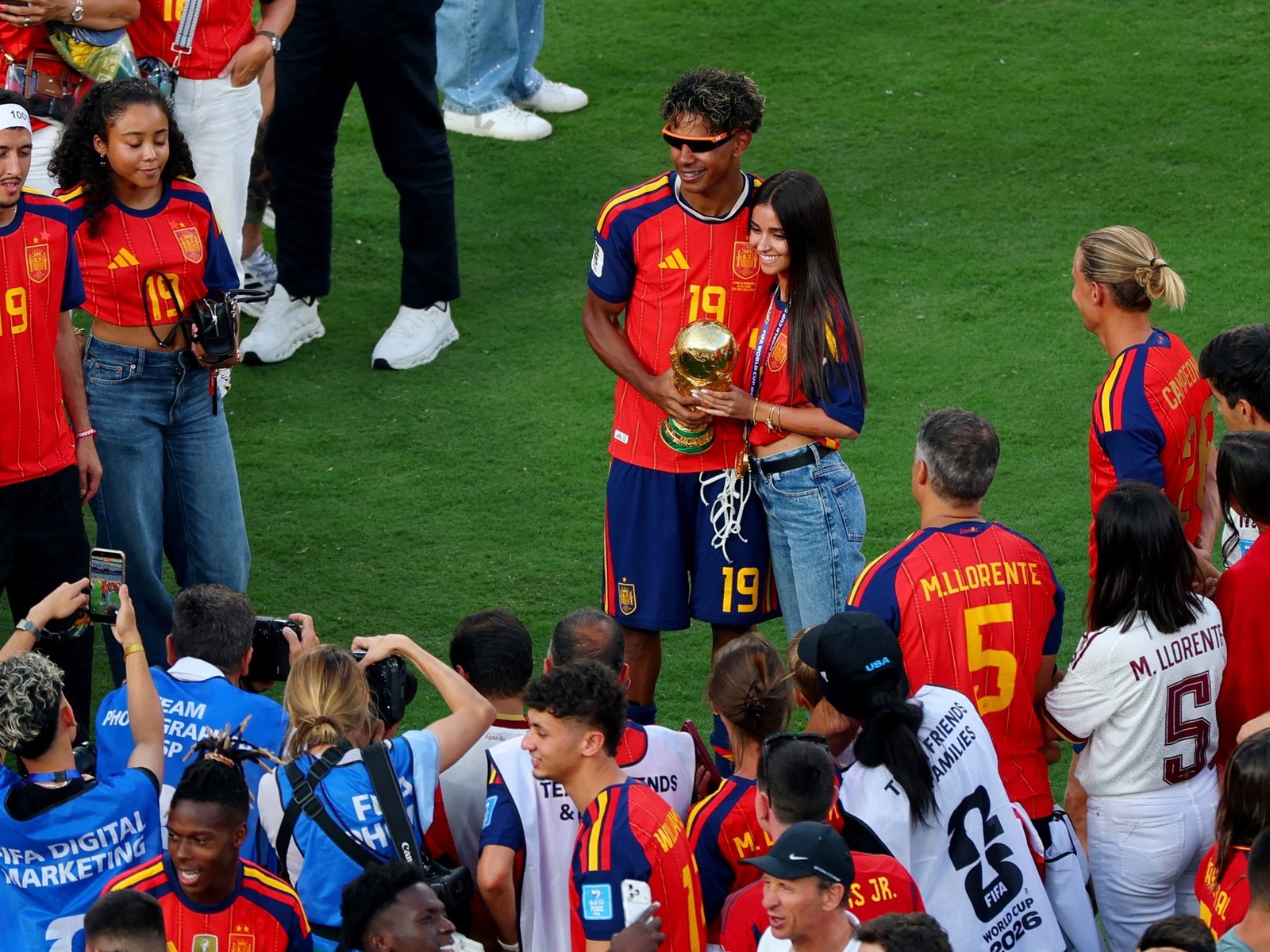 posó con su novia, comió empanadas y abrazó a Messi
