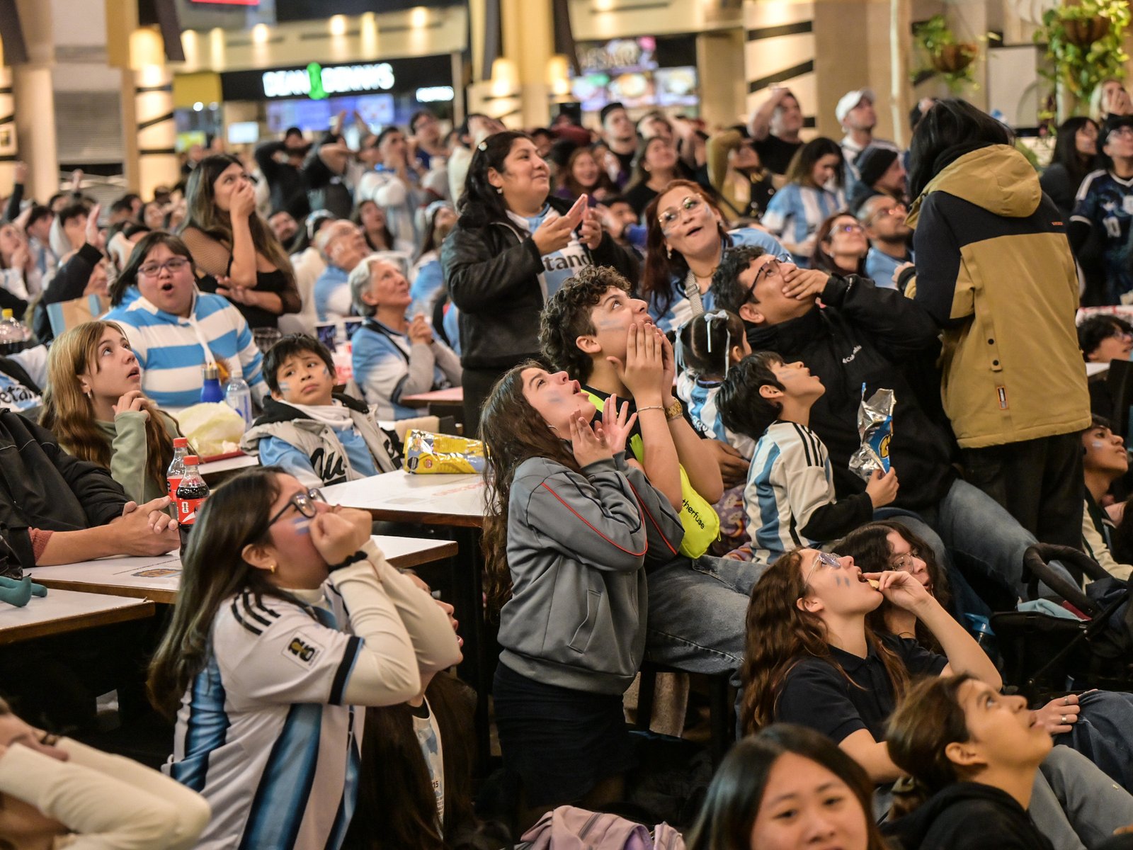 siete mil personas celebraron en el Abasto la remontada de la Selección