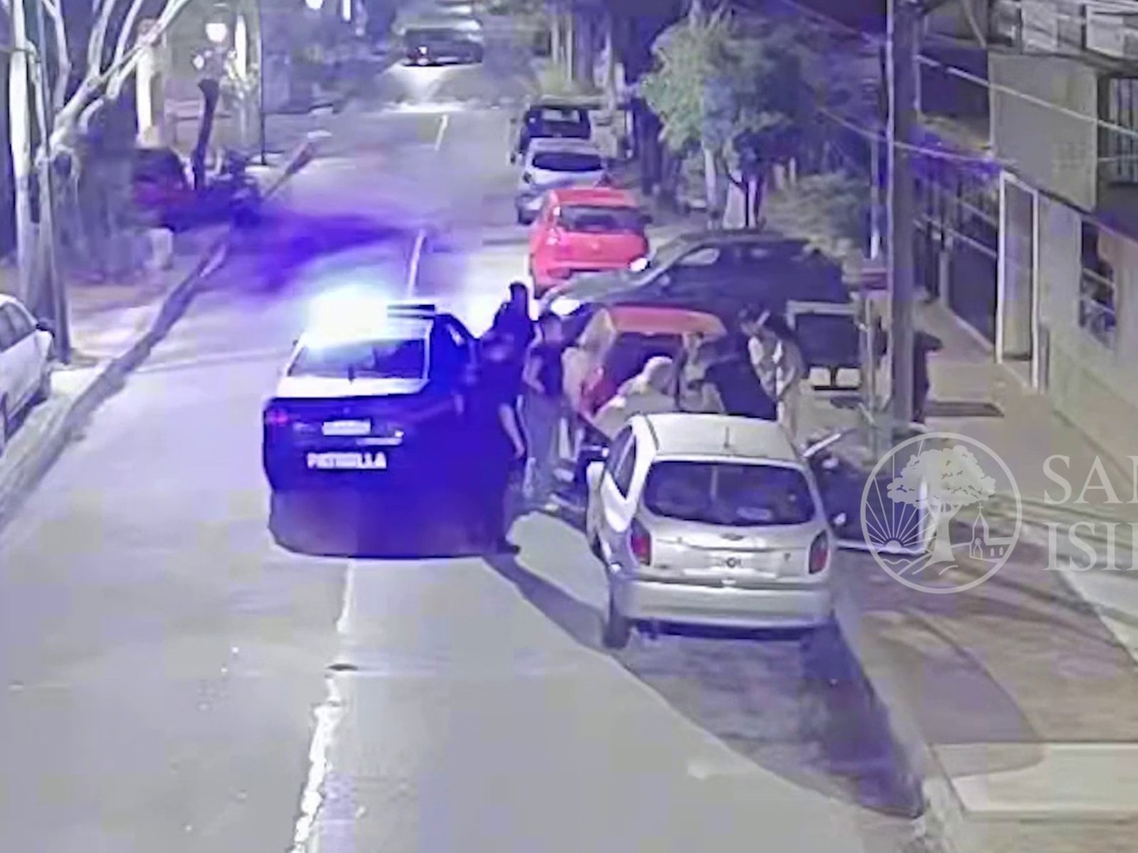 su bebé se estaba ahogando y un policía le practicó una maniobra salvadora
