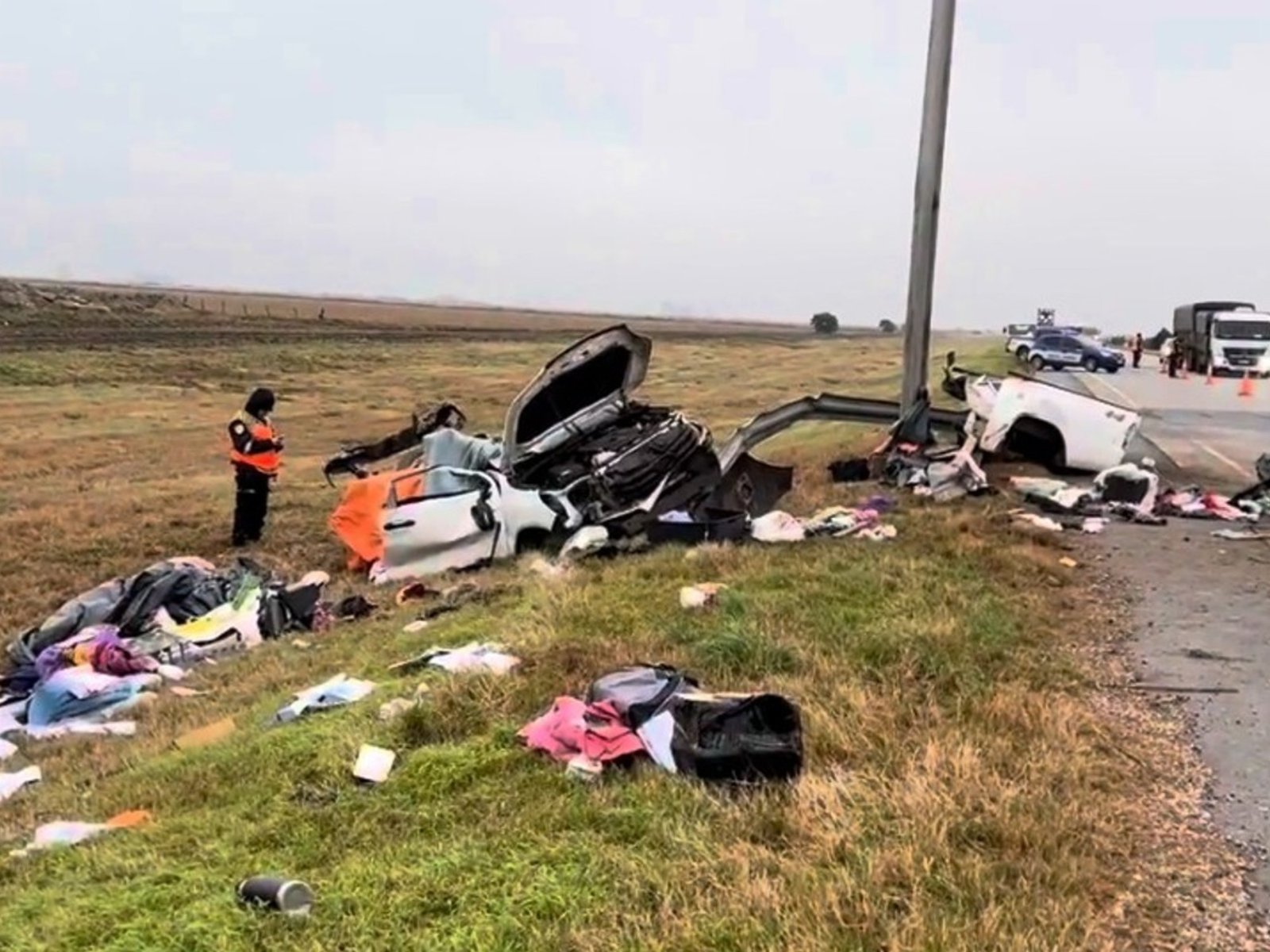 una Toyota Hilux partida el medio y tres muertos