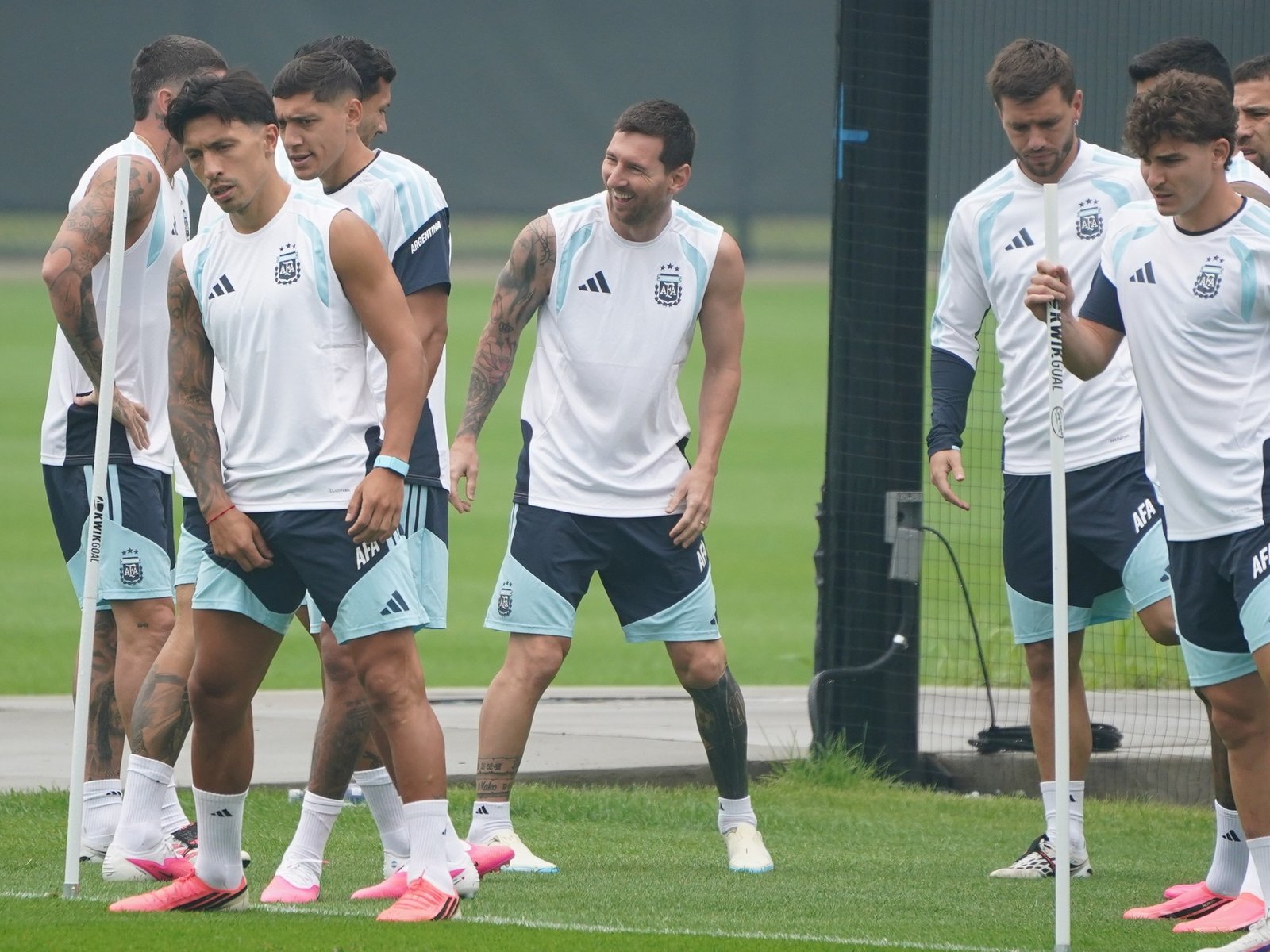 una fuerte tormenta eléctrica demoró la última práctica y Scaloni repartió pecheras antes de la final del Mundial