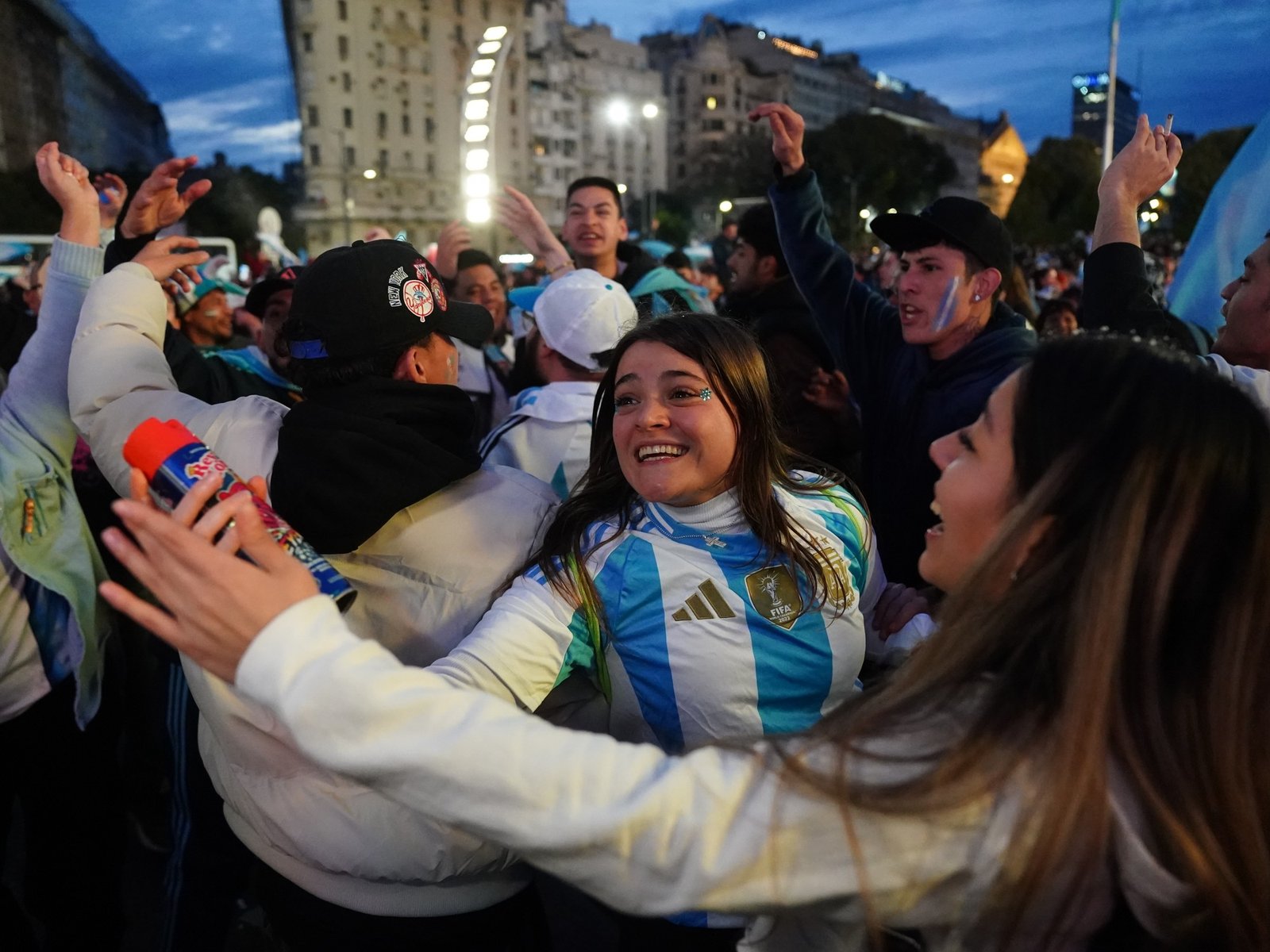 "¡El que no salta es un inglés!"