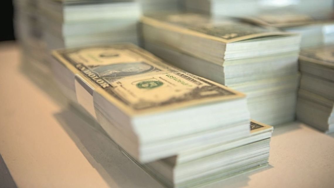A cuánto cotiza el dólar blue hoy: se ubica en $1.565 este miércoles 19 de agosto