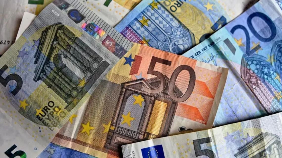 A cuánto cotiza el euro blue hoy, martes 25 de agosto