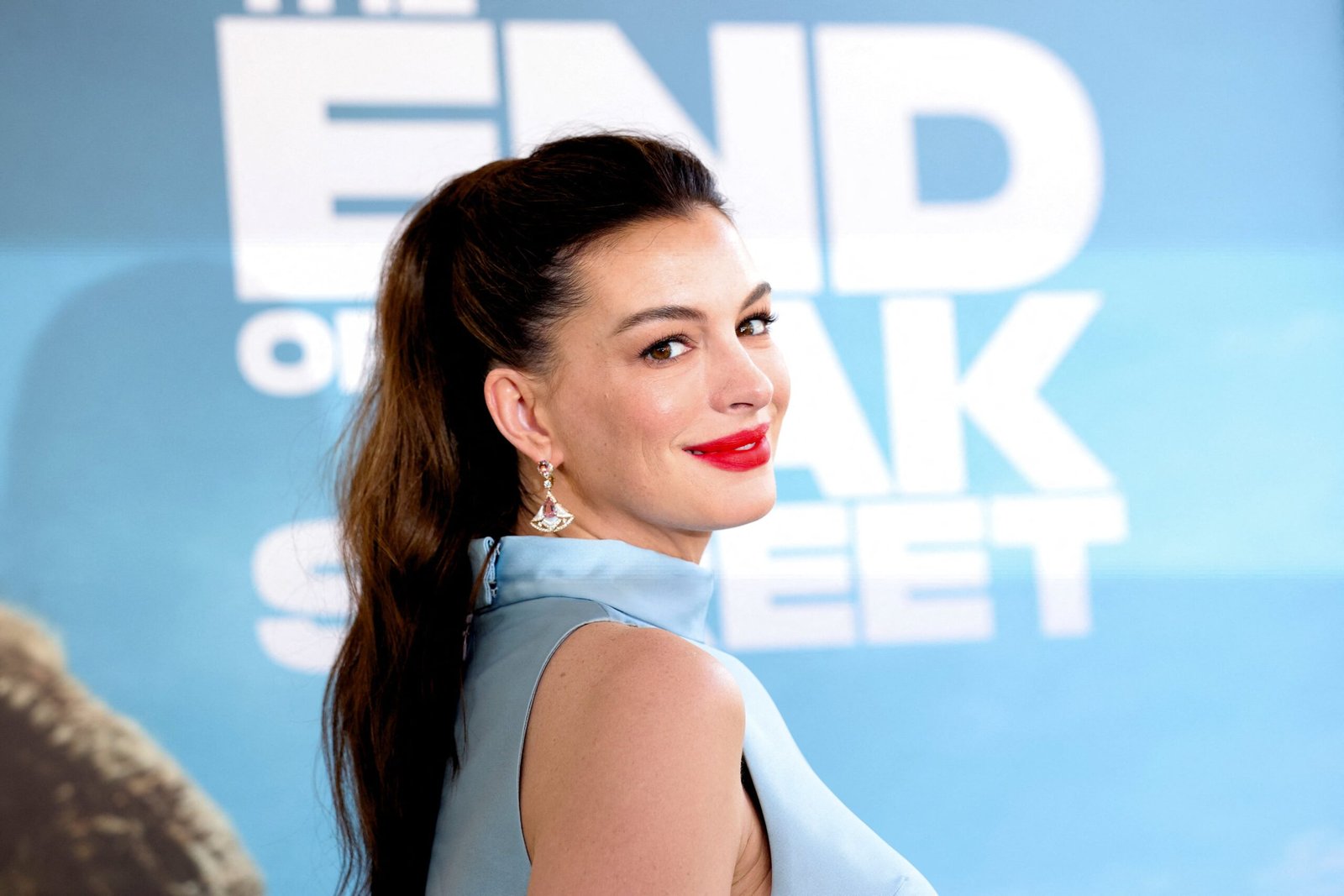 Anne Hathaway vuelve a reinar en Hollywood: cómo cinco películas, un embarazo y la mejor de sus carcajadas la recolocaron en el trono