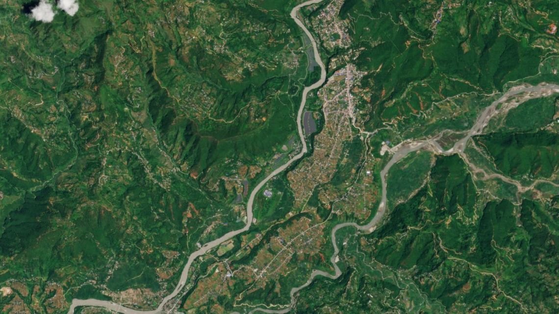 Apocalipsis de lodo y agua en la frontera entre Nepal y Tíbet: ya son casi 400 los muertos y hay más de 1.400 desaparecidos
