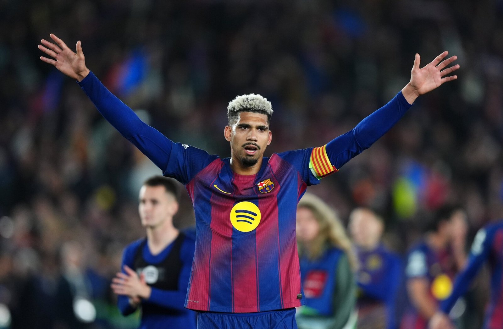 Araujo, cedido al Liverpool, se entrega a Anfield para olvidar el dolor del Barça