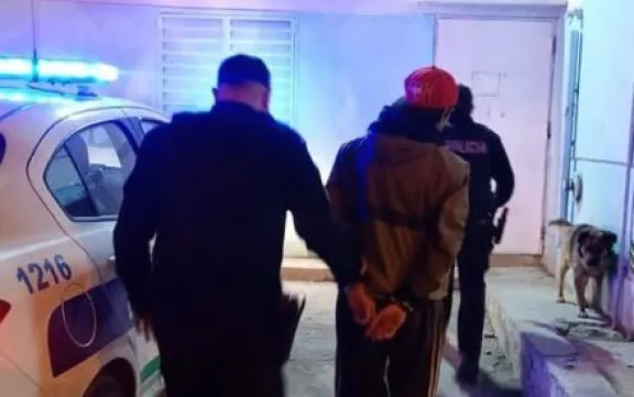 Atrapan en la plaza del Barrio 30 de Octubre a un hombre que tenía pedido de captura