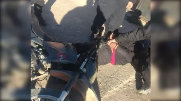 Atropelló y arrastró varios metros a un policía con su moto para esquivar un control en Trelew y terminó detenido