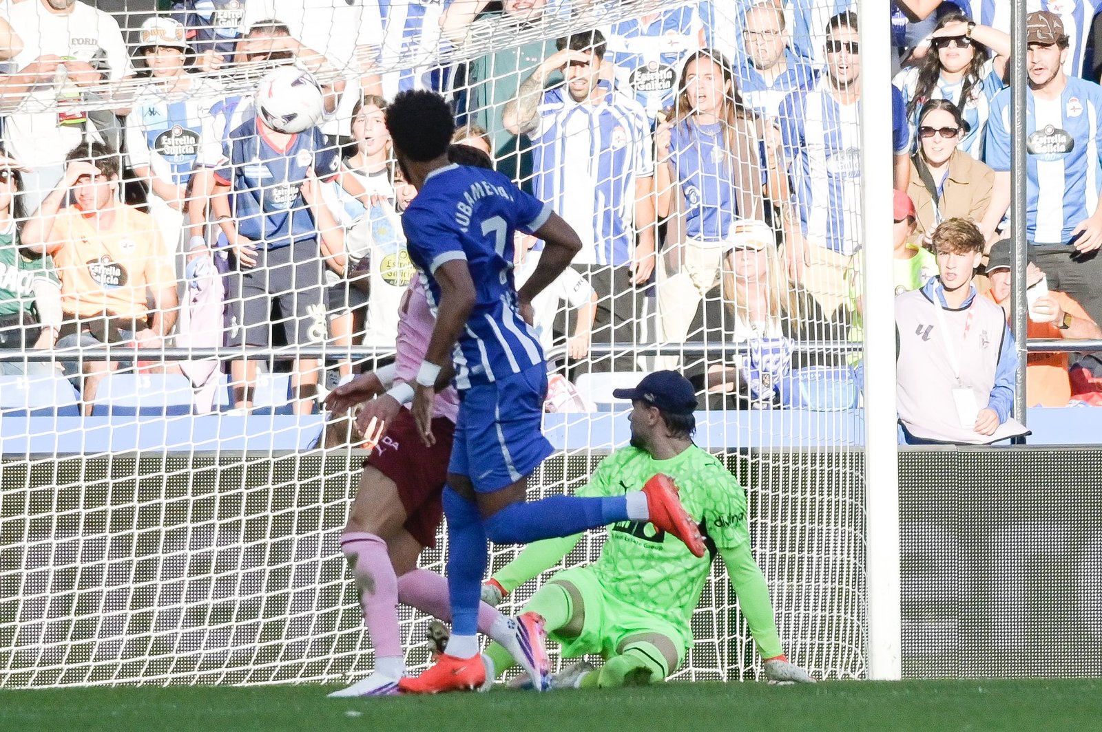 Aubameyang le da brillo al Deportivo ante un mal Valencia
