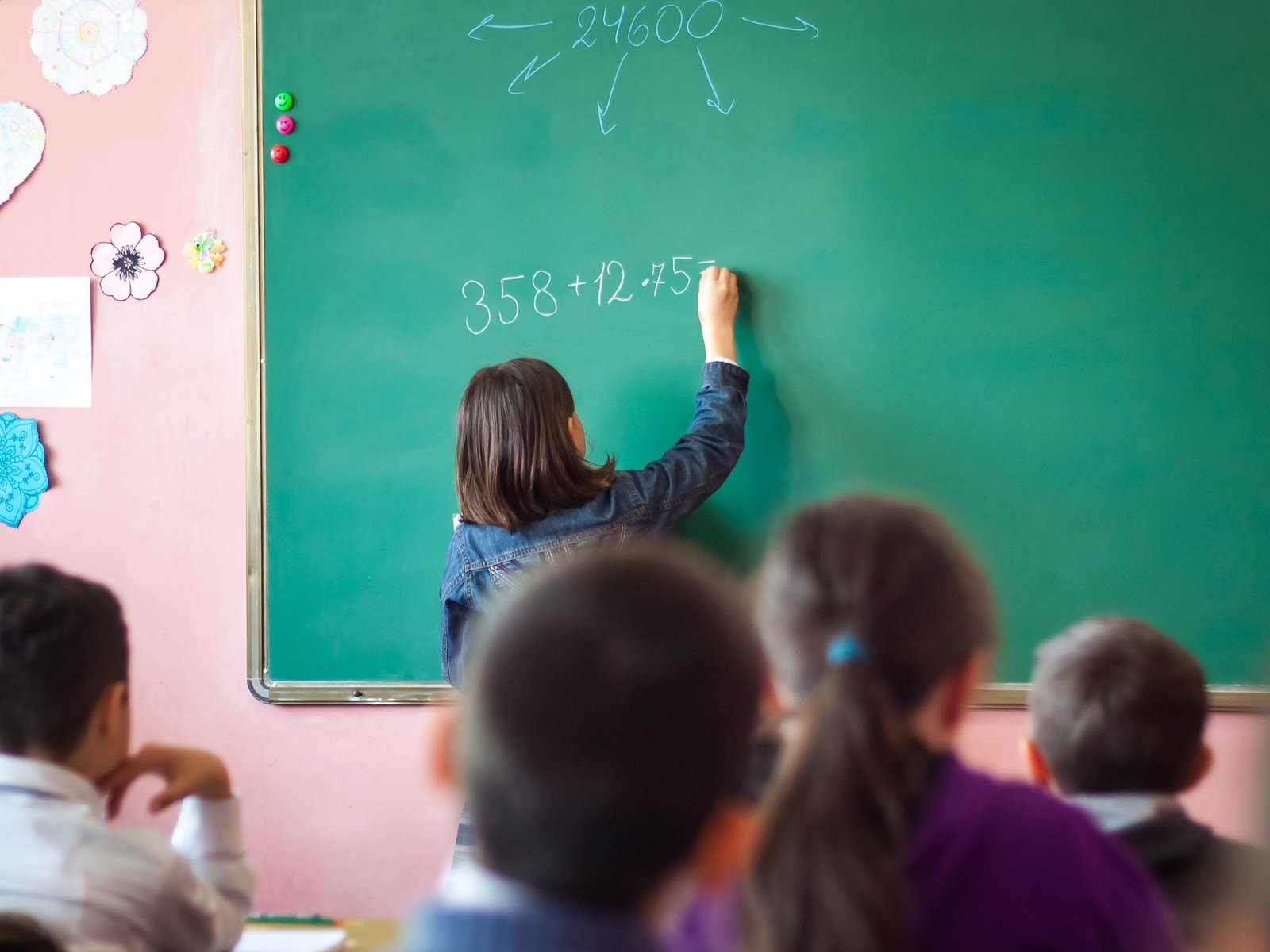 Aunque hubo una leve mejora, todavía la mitad de los chicos no termina la primaria en tiempo y forma