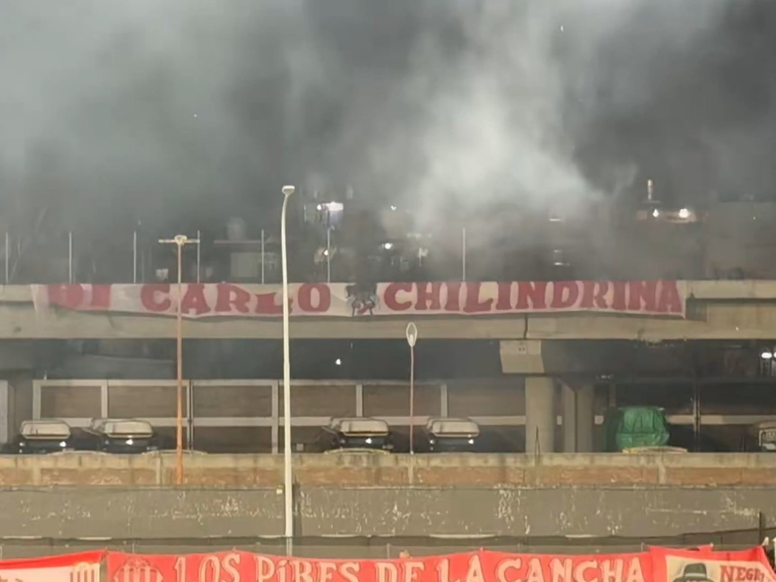 Bandera contra Di Carlo a metros de la cancha de Barracas Central :: Olé