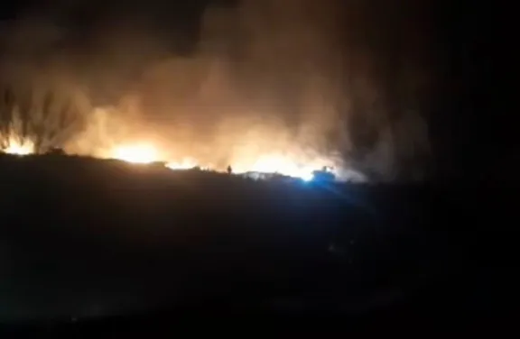Bomberos de Trelew sofocaron un voraz incendio de pastizales en Ruta 7