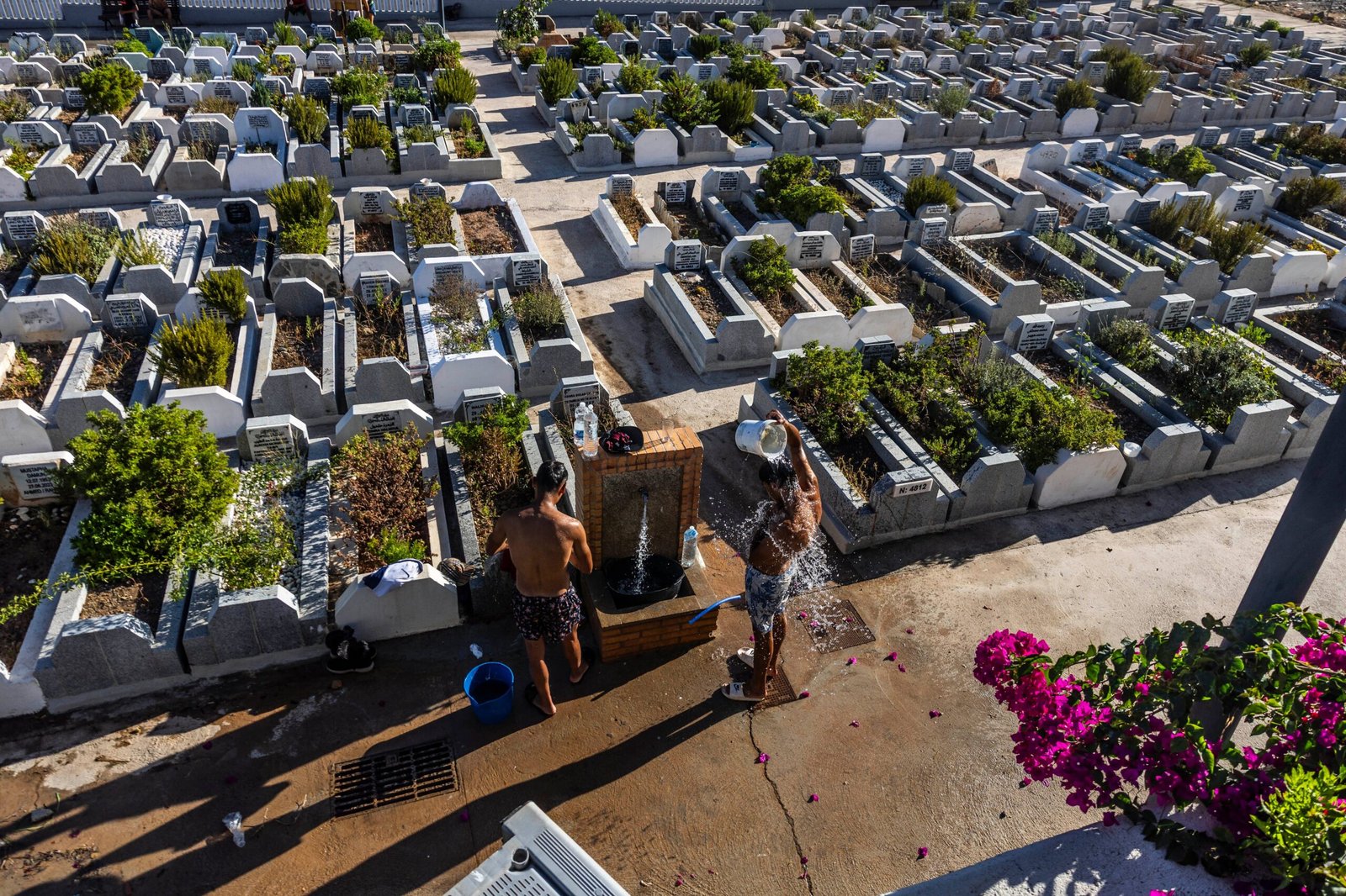 Migrantes se asean en el cementerio musulmán de Ceuta.