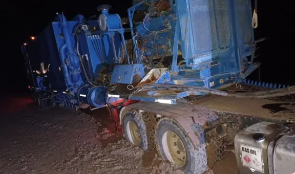 Camión de gran porte quedó encajado en la Ruta 3 en la zona de Garayalde