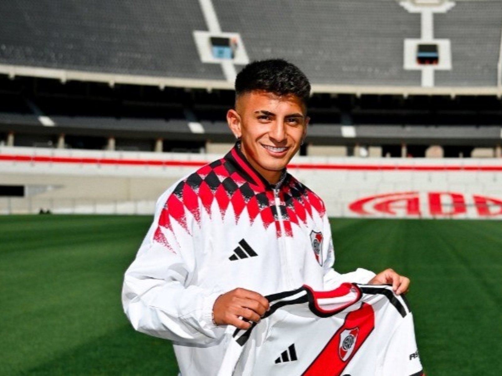 Chiqui Tapia intentó boicotear el pase de Thiago Almada y le sugirió que jugara en Boca