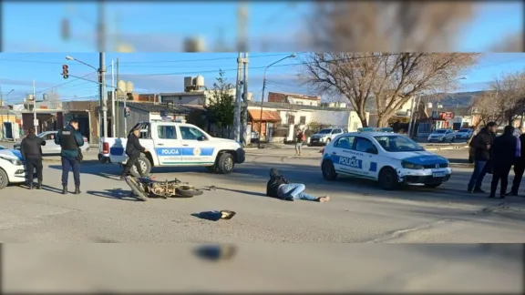 Chocó en una moto sin seguro y con 2,06 de alcohol en sangre en barrio Ceferino, milagrosamente no hubo heridos
