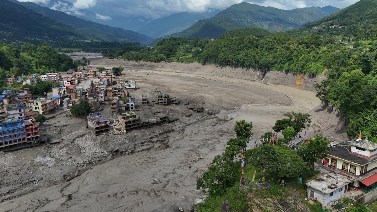 Cientos de desaparecidos, entre ellos extranjeros, por una fuerte riada y deslizamientos de tierra entre Nepal y Tíbet | Internacional