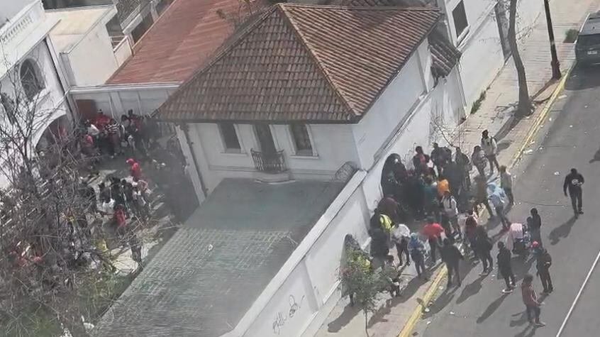 Cientos de haitianos protestan en embajada de Haití en Chile por problemas con los trámites migratorios