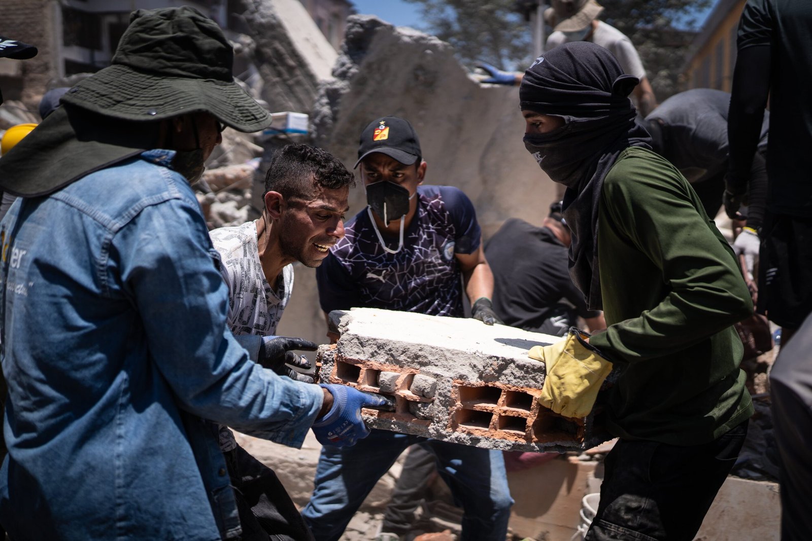 Voluntarios trabajan en los escombros de un edificio, en el centro de Pereira, este martes.