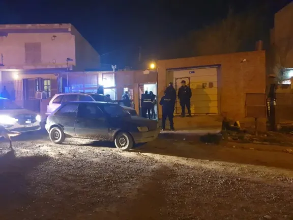Comodoro: dañó un auto, una vivienda y terminó detenida tras agredir a una policía